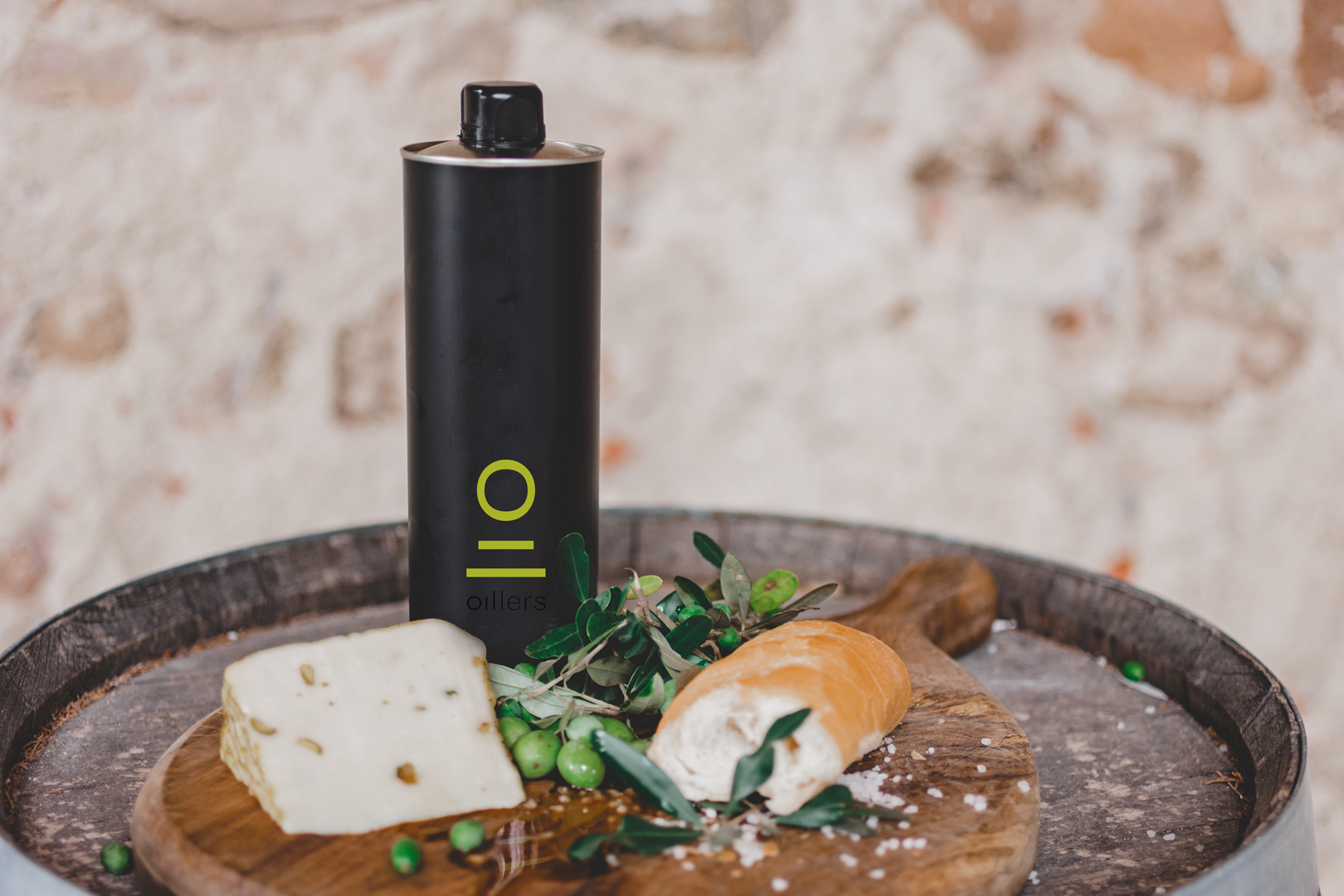 Olivenzweig grüne Oliven Olivenölflasche Brot Salz